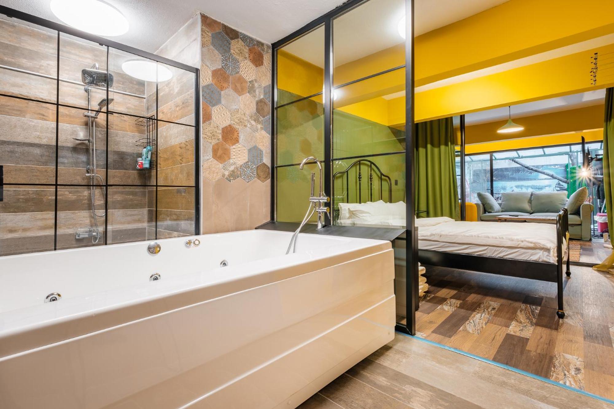 Flat W Jacuzzi And Backyard 6 Min To Kadikoy Coast