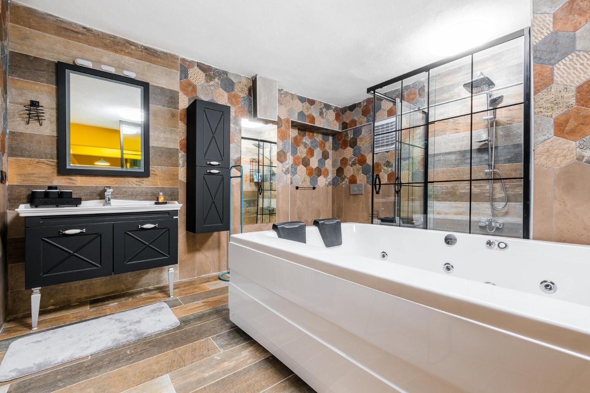 Flat W Jacuzzi And Backyard 6 Min To Kadikoy Coast Daire *